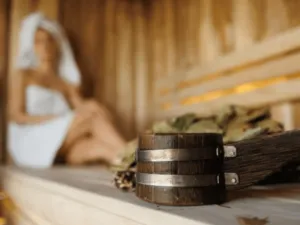 una donna in un bagno turco in asciugamano