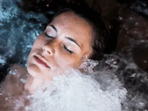 una donna in un bagno termale