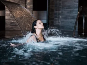 una donna effettua una doccia nel bagno termale