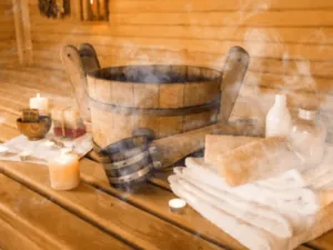 bacinella in legno fumante asciugamani e candele in un bagno turco