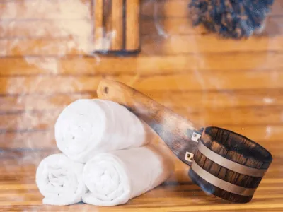 asciugamani e pentolino di legno in bagno turco