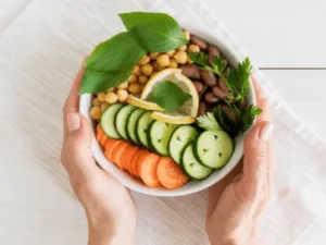 due mani reggono un piatto molto salutare con frutta e verdura