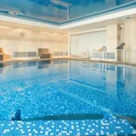 una grande piscina termale al chiuso