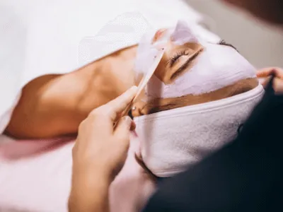 una donna fa una maschera antirughe sul viso