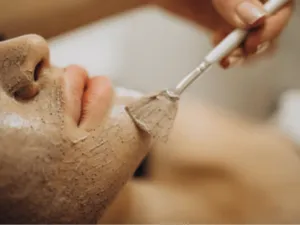 una donna effettua un trattamento fanghi al viso