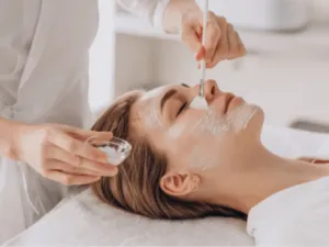 una donna effettua un trattamento sul viso