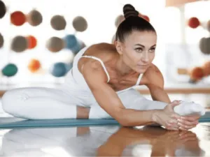 una donna fa esercizi di yoga alle terme